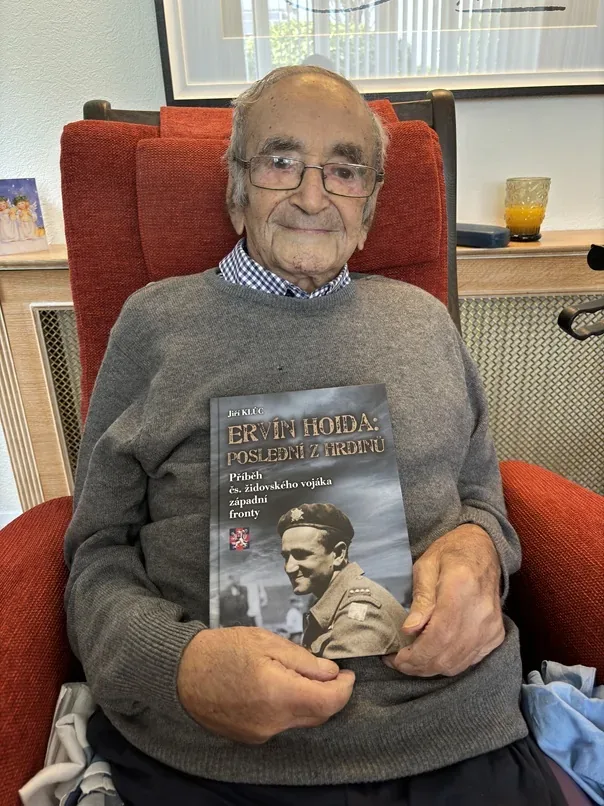 Ervín Hoida holding Jiri Kluc’s book about his life.