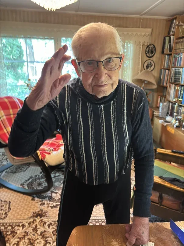Ilmari Koppinen saluting.
