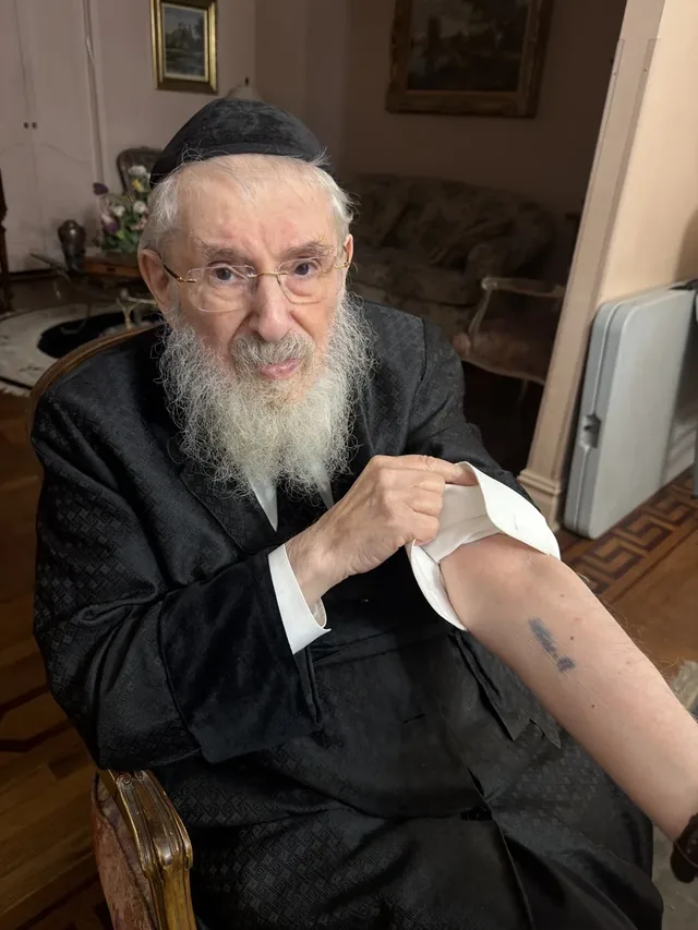 Nissen Mangel showing the prisoner number tattooed on his arm.